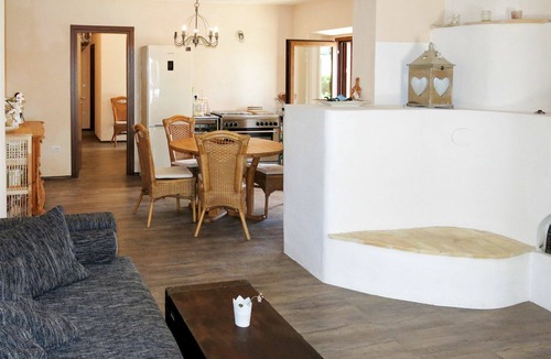 Cologna Spiaggia Villa | Nice apartment in villa with hot tub, A/C, WIFI, pool, TV, patio, pets allowed and panoramic view
