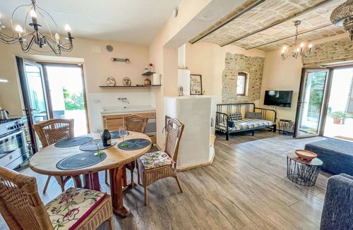 Cologna Spiaggia Villa | Nice apartment in villa with hot tub, A/C, WIFI, pool, TV, patio, pets allowed and panoramic view