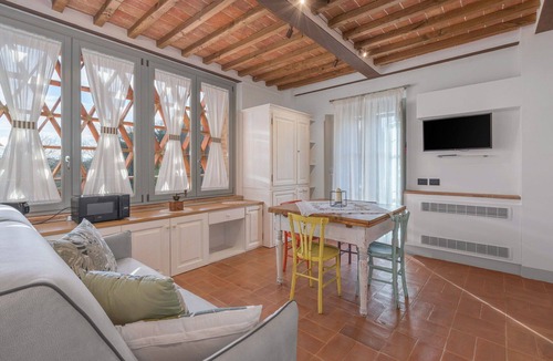 Monteriggioni Apartment | Nice apartment for 2 guests with WIFI, A/C, pool, TV and pets allowed, close to Siena