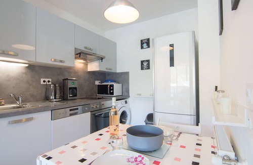 Carqueiranne Apartment | Nice apartment for 2 people with pool, A/C, WIFI, TV and terrace