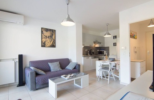 Carqueiranne Apartment | Nice apartment for 2 people with pool, A/C, WIFI, TV and terrace