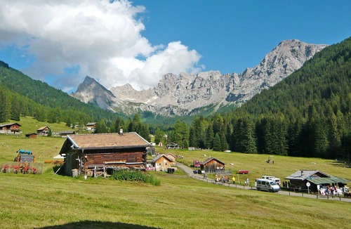 Pozza di Fassa Apartment | Nice apartment for 6 guests with WIFI, TV, terrace, pets allowed and parking