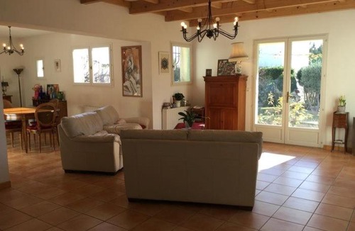 Mouries Villa | nice home rental in the hearth of the village mouriès, in the natural park of the alpilles