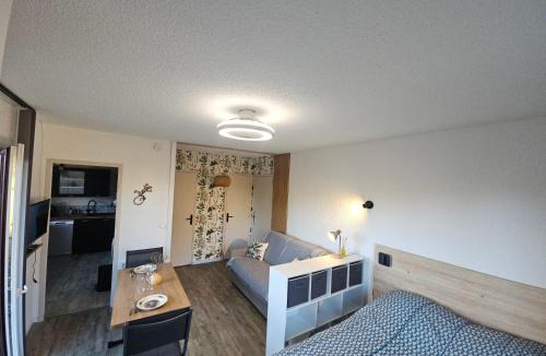 Greoux-les-Bains Apartment | Nouveau-Charmant T1 rénové, Balcon vue sur la garrigue