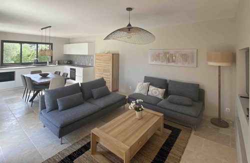 Gemenos House | "nouveau" Jolie Maison Neuve Jardin Clos et Piscine Privés 6 Personnes