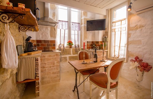 Puimisson Apartment | Nuit Insolite La Folie D'amour