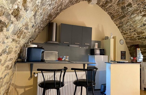 Saint-Beauzely Apartment | Old stone sheepfold: charm and authenticity in the heart of nature. Dog, okay.