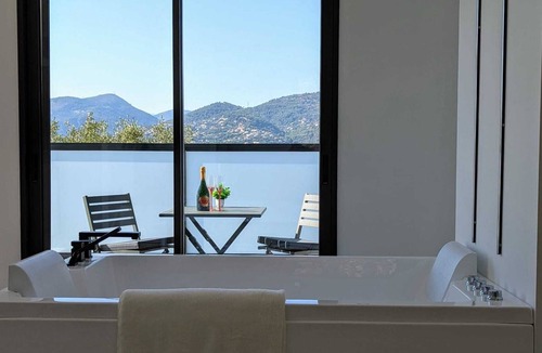 La Trinite Apartment | Olive Grove Retreat Villa Romantic balneotherapy