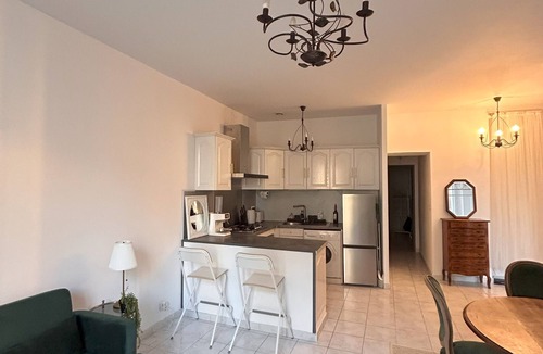 Frejus Apartment | Omnia. A charming 2-bedroom apartment in old-town Fréjus - WiFi, Smart TV & AC.