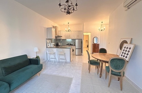 Frejus Apartment | Omnia. A charming 2-bedroom apartment in old-town Fréjus - WiFi, Smart TV & AC.