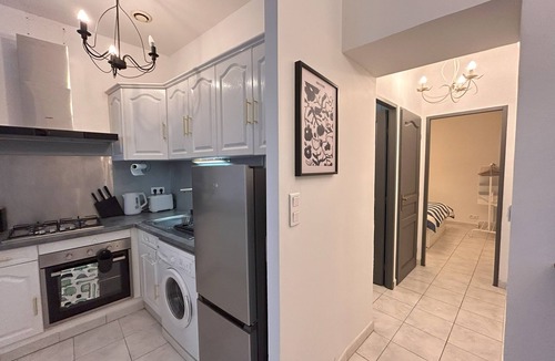 Frejus Apartment | Omnia. A charming 2-bedroom apartment in old-town Fréjus - WiFi, Smart TV & AC.