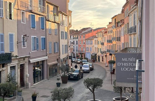 Frejus Apartment | Omnia. A charming 2-bedroom apartment in old-town Fréjus - WiFi, Smart TV & AC.