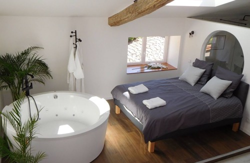 Reillanne Apartment | Paradise Love In Provence - Loft Étoilé - Spa Privatif