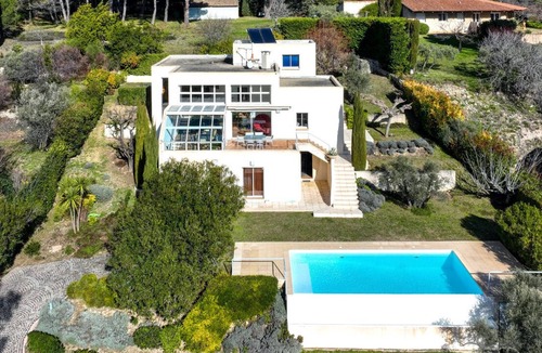 Eguilles House | Peace and relaxation by the pool. In the heart of Provence.