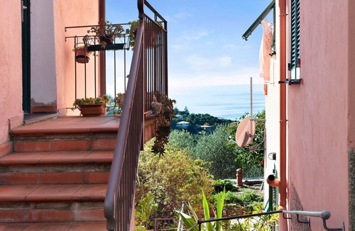 Lavagna House | Pet-friendly Vacation Home Villetta Rosa with Garden, Terrace, Balcony, BBQ & Wi-Fi