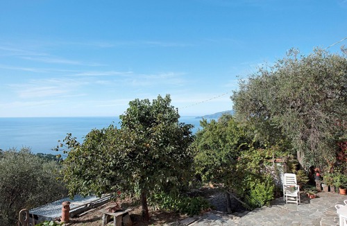 Lavagna House | Pet-friendly Vacation Home Villetta Rosa with Garden, Terrace, Balcony, BBQ & Wi-Fi