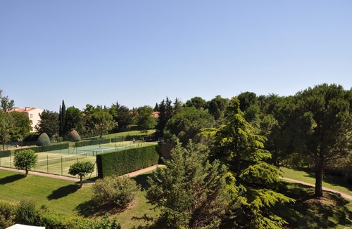 Estanove Apartment | pleasant apartment overlooking park, tennis and swimming pool in secure residence