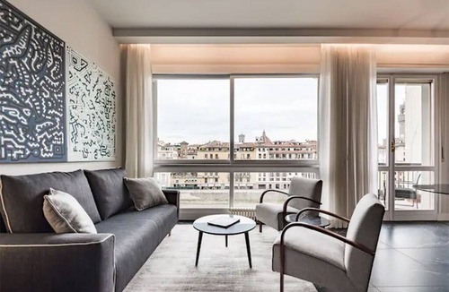 Oltrarno Apartment | Ponte Vecchio Suite with balcony on Arno river!