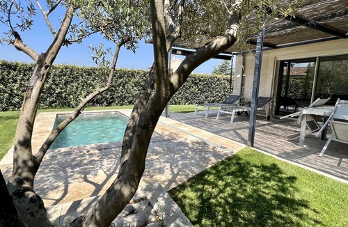 Cheval-Blanc House | Pool house at the foot of the luberon