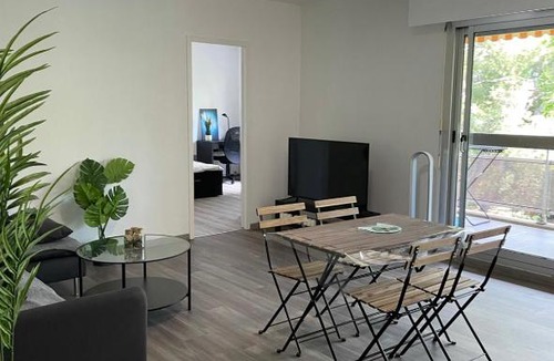 8th Arrondissement Apartment | Porte marine