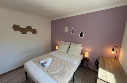 Saint-Martin Apartment | Près d'Arènes, train station, tram, center, and beaches
