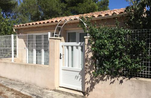 Cavaillon House | pretty gite with pool in cavaillon, beautiful view on the luberon mountains, 4 people.