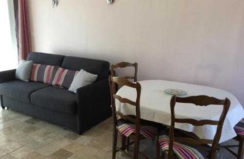 Cavaillon House | pretty gite with pool in cavaillon, beautiful view on the luberon mountains, 4 people.