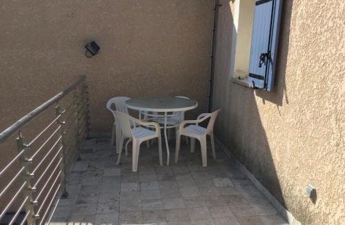 Cavaillon House | pretty gite with pool in cavaillon, beautiful view on the luberon mountains, 4 people.