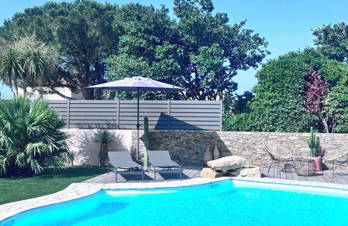 Ensues-la-Redonne House | Pretty provencal villa on wooded grounds with architect-designed swimming pool near the sea