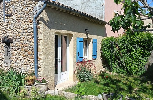 Les Mees Apartment | Private studio apartment (garden, TV, Wi-Fi)