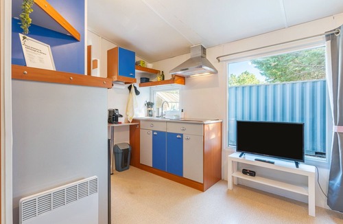 Pelissanne House | Pro Mobile Home with Secure Parking, Private Terrace & Wi-Fi