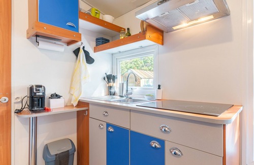 Pelissanne House | Pro Mobile Home with Secure Parking, Private Terrace & Wi-Fi