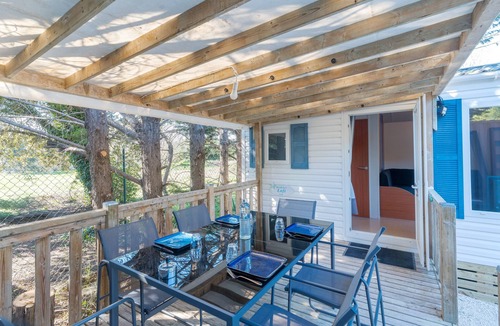 Pelissanne House | Pro Mobile Home with Secure Parking, Private Terrace & Wi-Fi