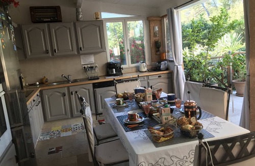 Greasque House | Property beautiful villa on one level renovated 4 bedrooms, large swimming pool, games