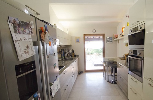 Greasque House | Property beautiful villa on one level renovated 4 bedrooms, large swimming pool, games