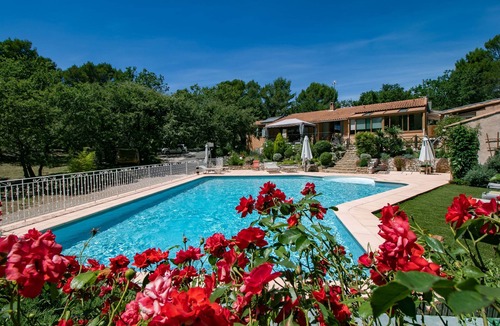 Greasque House | Property beautiful villa on one level renovated 4 bedrooms, large swimming pool, games