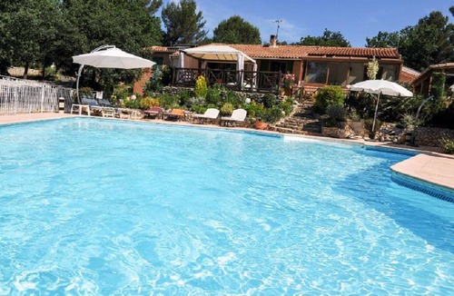 Greasque House | Property beautiful villa on one level renovated 4 bedrooms, large swimming pool, games