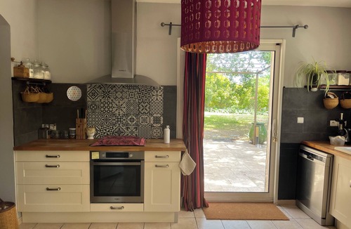 Garrigues-Sainte-Eulalie House | Provencal house surrounded by large oak trees, calm near Uzès.