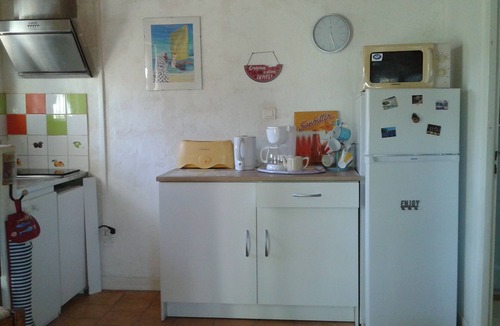 Lambesc House | PROVENCE - CHARMING LITTLE HOUSE NESTED AMONG PINE TREES