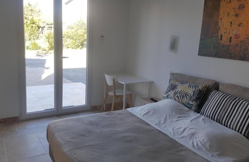 Velaux Bed & Breakfast | Quiet independent room private parking terrace