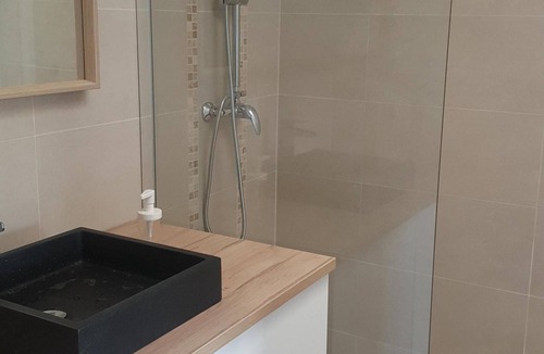 Velaux Bed & Breakfast | Quiet independent room private parking terrace