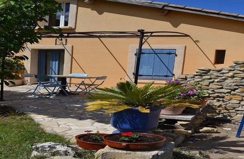 Sussargues House | QUIET STUDIO COUNTRYSIDE, QUIET HOUSE SHARED POOL, AQUABIKE, CHILDREN'S GAMES