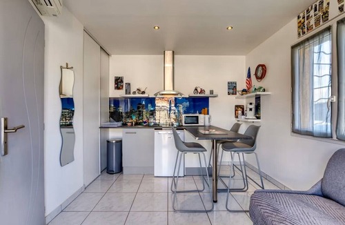Marseillan Apartment | Quiet studio in Marseillan 1 couple 2 children, 2 biker couples, Cyclists
