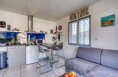 Marseillan Apartment | Quiet studio in Marseillan 1 couple 2 children, 2 biker couples, Cyclists