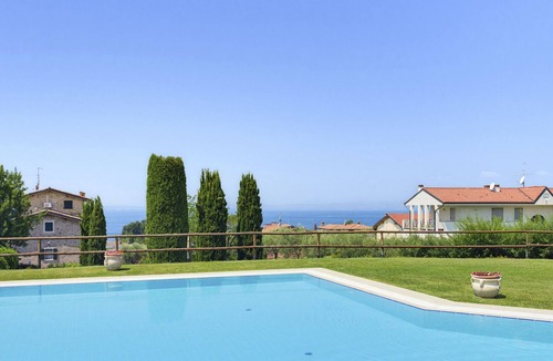Calmasino Apartment | Regarda - Basiliko White Apartment with pool and wifi