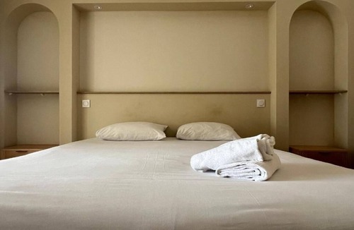 Sanary-sur-Mer Hotel | Relaxing Triple Retreat Near Beaches and Harbor Attractions