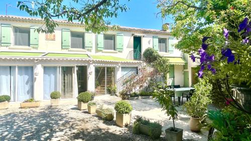 Cheval-Blanc House | Rendez-vous en Provence -10 personnes- duo de gîtes- piscine privée - climatisation-moustiquaires