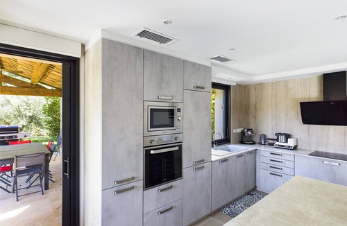 Eygalieres House | Renovated villa in Eygalières with heated pool