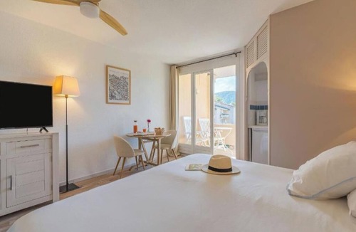 Greoux-les-Bains Apartment | Résidence Les Grands Pins * a stone's throw from the town center and the Spa des Thermes