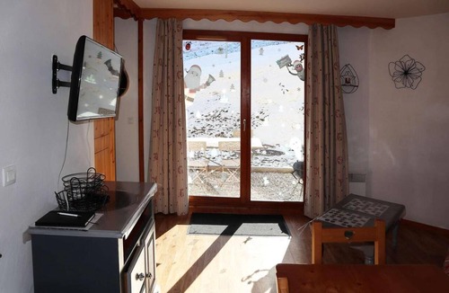 Les Orres Apartment | Resort center, 2nd floor, view ski slopes, swimming pool, sauna, terrace, tv, ski locker, 42m²